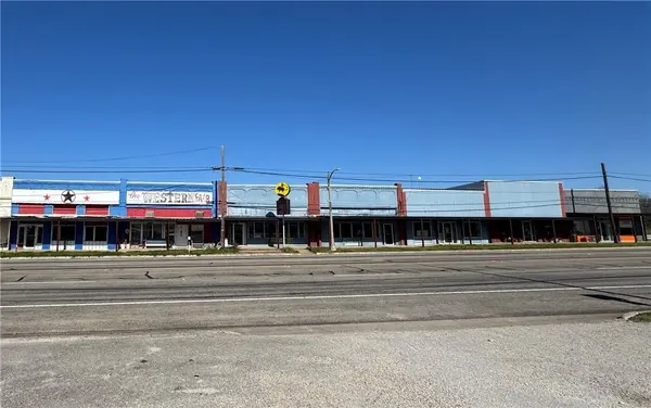 208 E Gassaway Ave, Lott, TX 76656