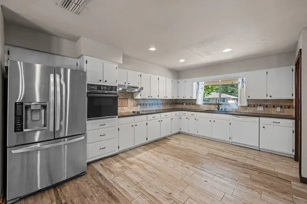 104 Westwood LN, Kerrville, TX 78028