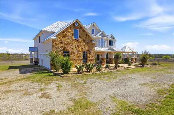 100 Mayfield LN, Lockhart, TX 78644