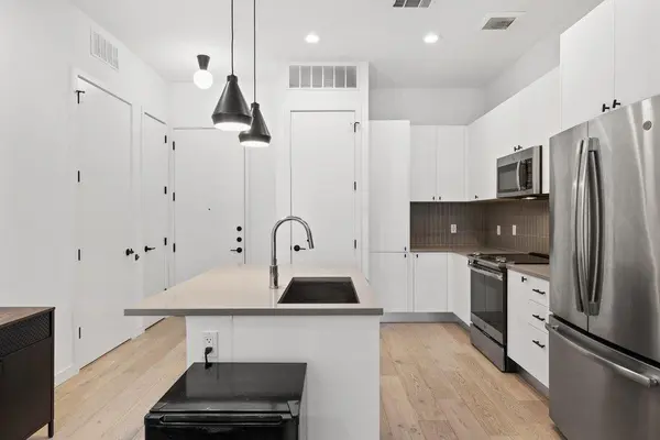800 Embassy DR #413, Austin, TX 78702