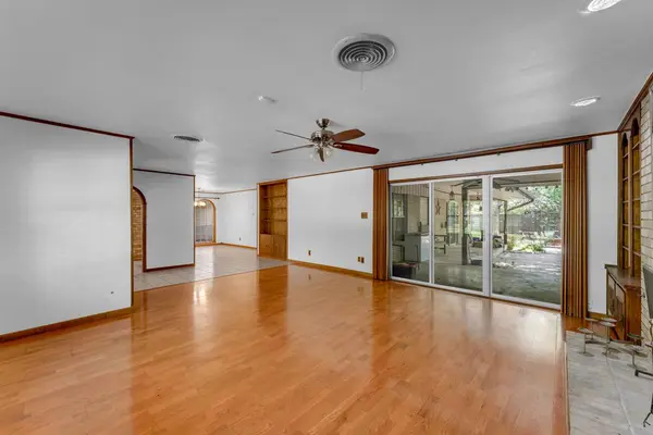 1011 N Vanderveer ST, Burnet, TX 78611