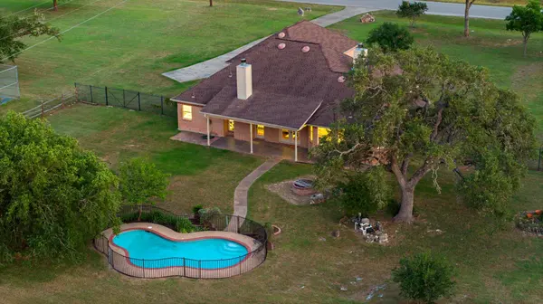 320 Woodland Oaks TRL, Buda, TX 78610
