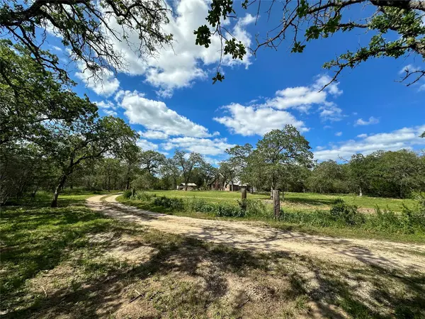 380 Woodlands DR, Bastrop, TX 78602