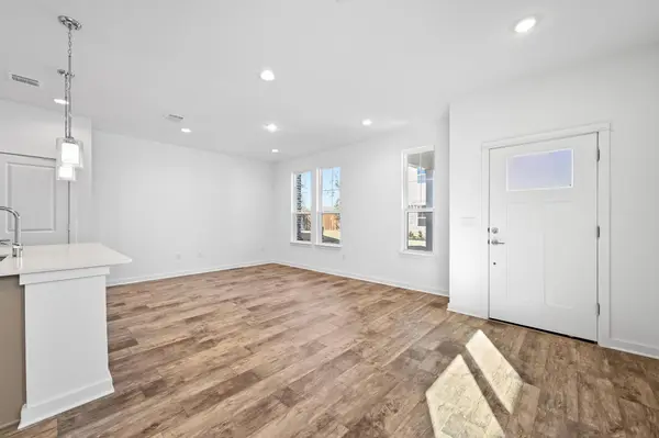 462 Orleanian DR #B, Buda, TX 78610