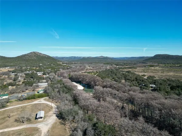 831 Magers RD, Concan, TX 78838