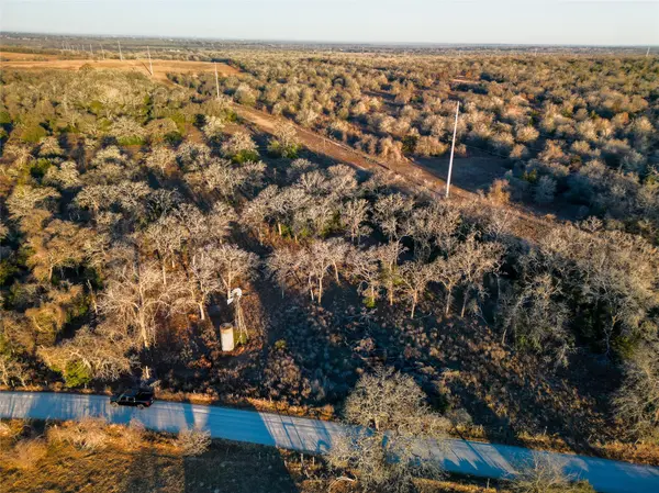 000 Sandy Pine RD, Luling, TX 78648
