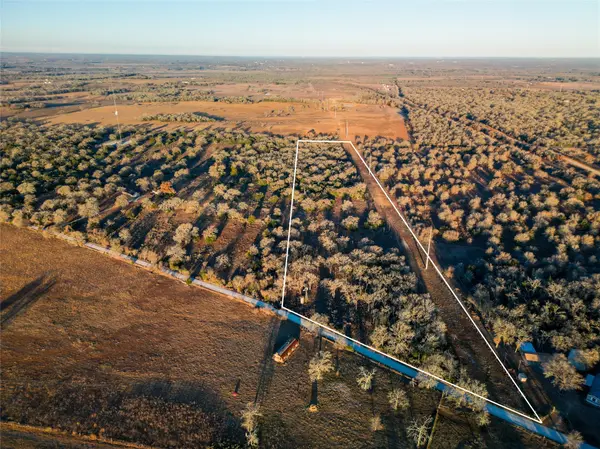 000 Sandy Pine RD, Luling, TX 78648