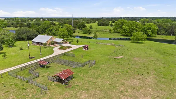 7835 Berger RD, Schulenburg, TX 78956