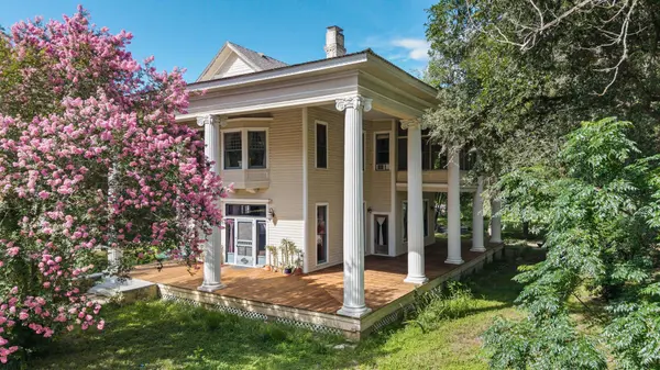 124 N Hamilton ST, Gonzales, TX 78629