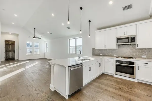 454 Burlington DR, Buda, TX 78610