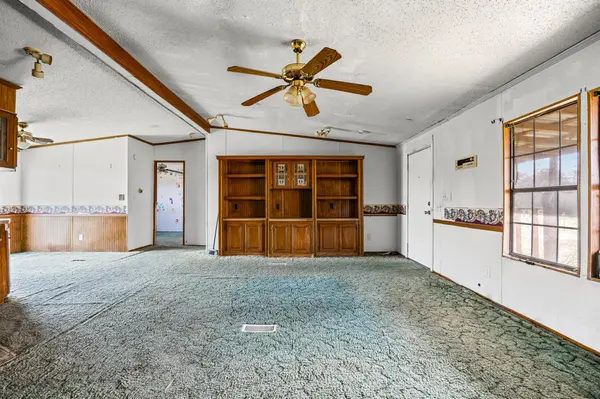 250 McDuffy LN, West Point, TX 78963