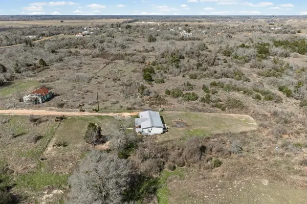 250 McDuffy LN, West Point, TX 78963