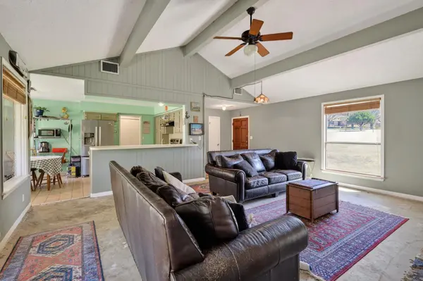 12 Creekwood DR, Schulenburg, TX 78956