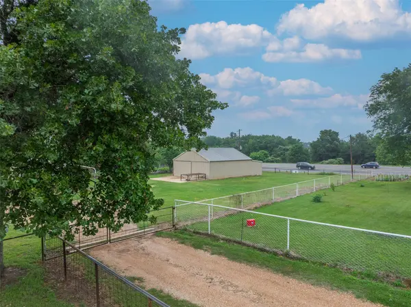 11846 Prairie Hill Drive, Hearne, TX 77859