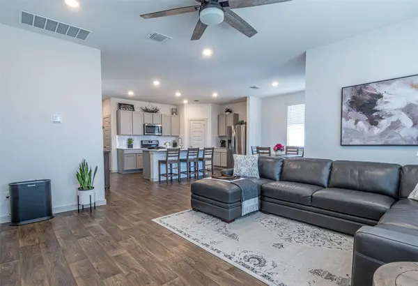 208 Greens Bayou TRL, Hutto, TX 78634