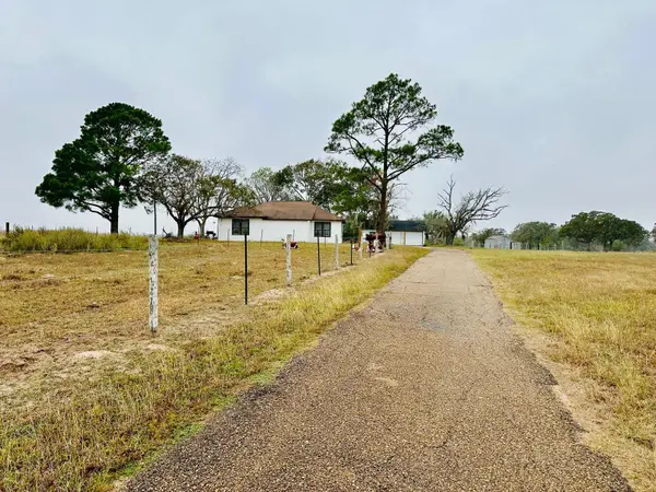 1696 E Fm 884, Yorktown, TX 78164