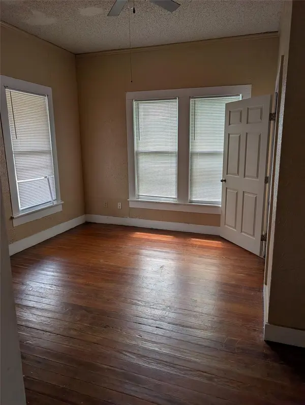 301 Park ST, Taylor, TX 76574