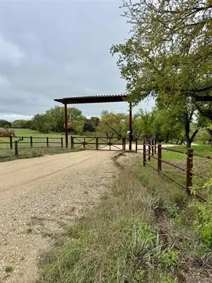 5 Barlow DR, Briggs, TX 78608