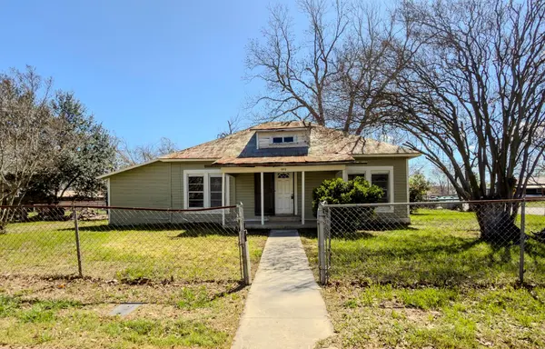 302 E Crockett ST, Luling, TX 78648