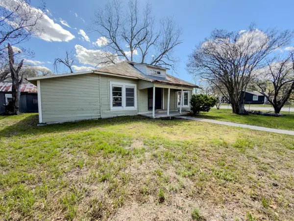 302 E Crockett ST, Luling, TX 78648