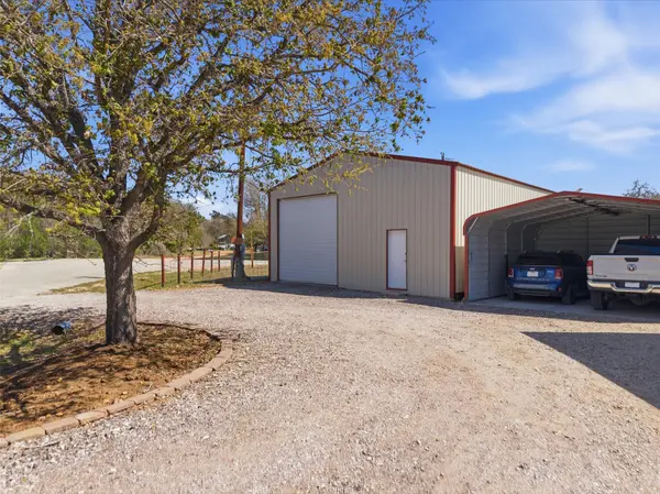 123 Meadowood DR, Elgin, TX 78621