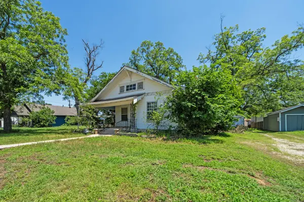 619 W Bell Ave, Rockdale, TX 76567