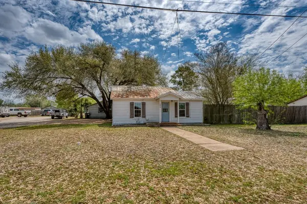 609 Dickson ST, Lexington, TX 78947