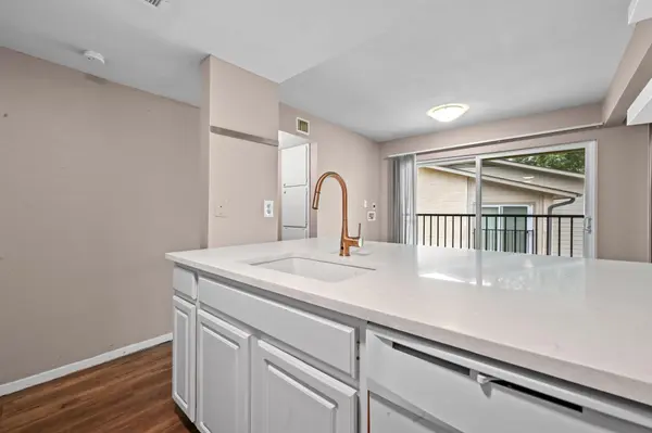 2124 Burton DR #204, Austin, TX 78741
