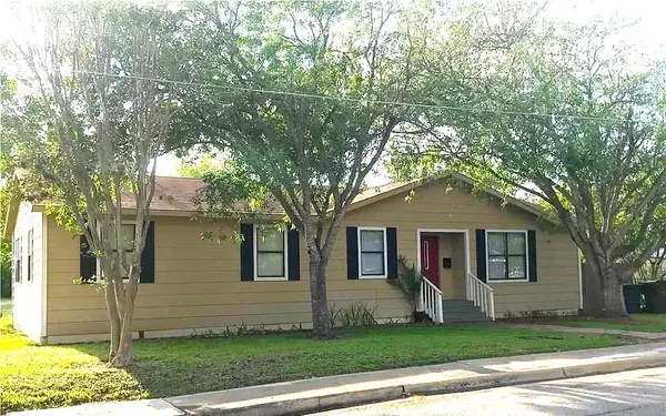911 Brazos ST, Lockhart, TX 78644