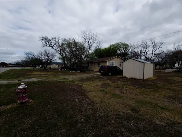 911 Brazos ST, Lockhart, TX 78644