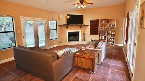 450 Windmill Oaks DR, Wimberley, TX 78676