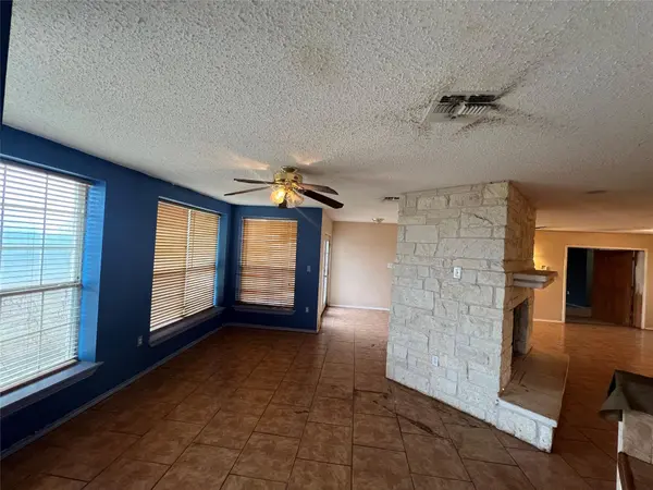 1448 Private Road 6013, Giddings, TX 78942