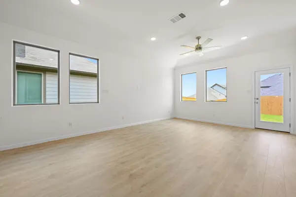 444 Lucky Ave, Elgin, TX 78621