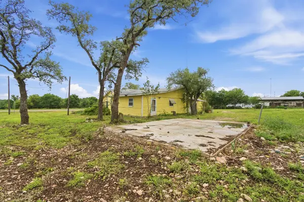 704 Fm 2657, Briggs, TX 78608