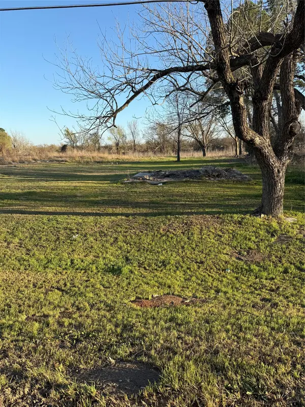 1304 E Cameron Ave, Rockdale, TX 76567