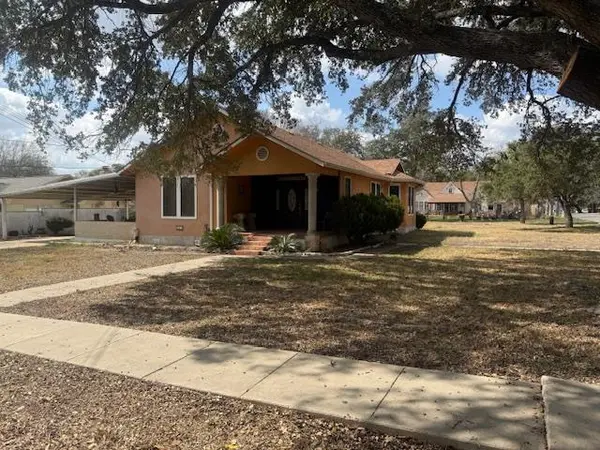 600 Pecan Ave, Luling, TX 78648