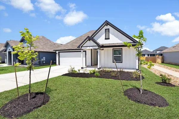 217 Sweetwater Creek LN, Hutto, TX 78634
