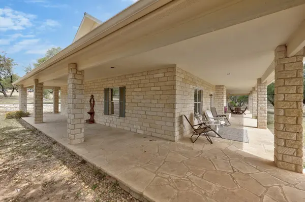 301 Hall LN, Spicewood, TX 78669