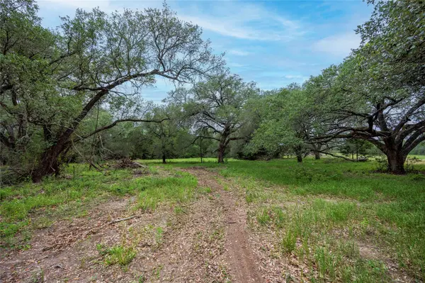 2570 Burke RD, Flatonia, TX 78941