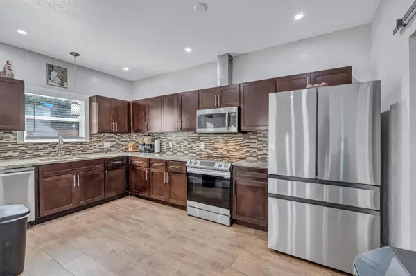 421 Las Lomas DR, Elgin, TX 78621
