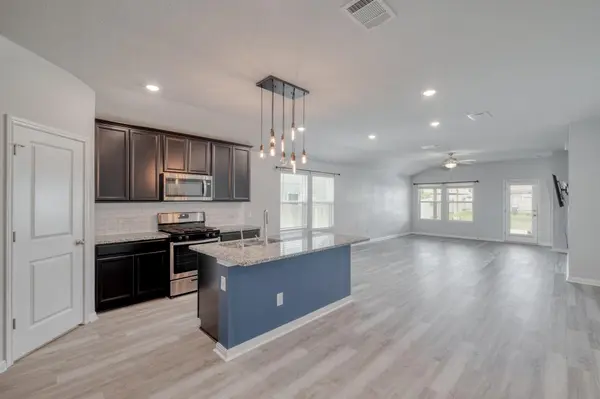 200 Waterway Ave, Hutto, TX 78634