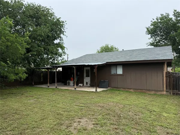 1704 S Walnut ST, Georgetown, TX 78626