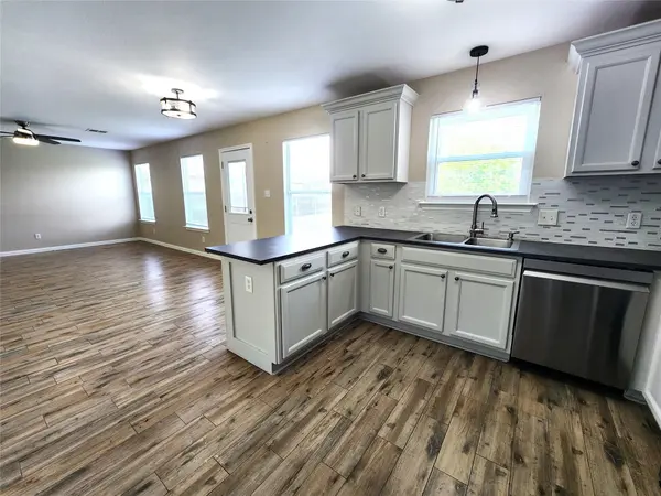 933 Meadow Ridge LOOP, Georgetown, TX 78626