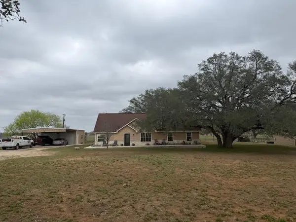 100 County Road 423, Stockdale, TX 78160