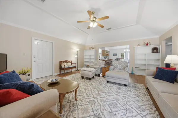 319 Shady Acres LN, Brenham, TX 77833