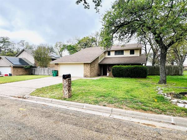 1904 N Hoover Ave, Cameron, TX 76520