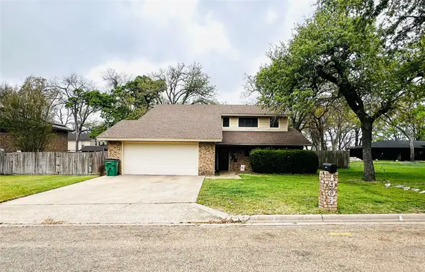 1904 N Hoover Ave, Cameron, TX 76520
