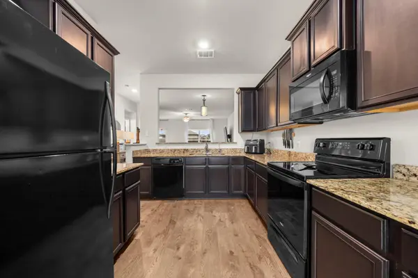 660 Yearwood LN, Jarrell, TX 76537
