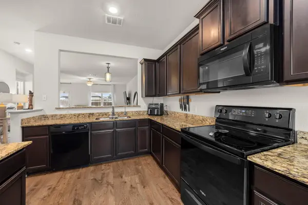 660 Yearwood LN, Jarrell, TX 76537