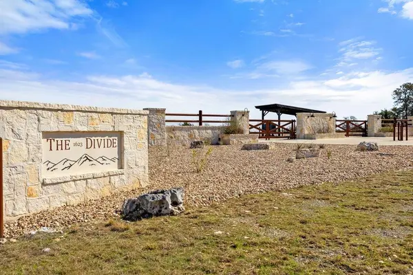 529 Skyline DR, Blanco, TX 78606